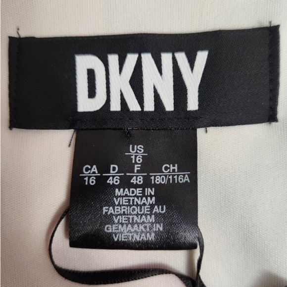 🆕️⬇️DKNY V-Neck Floral Flared Sleeve Smocked Waist Dress - Picture 9 of 13